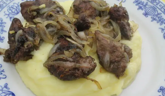 Jak doprawić wątróbkę drobiową, aby zachwycić smakiem i aromatem