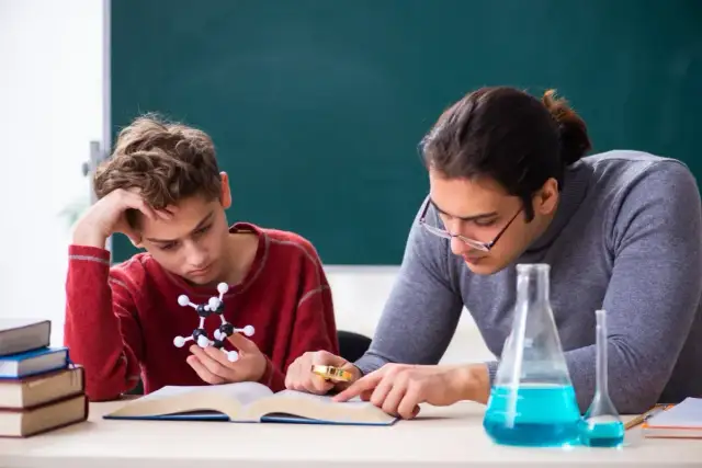Ile kosztują korepetycje z chemii? Sprawdź ceny i oszczędzaj