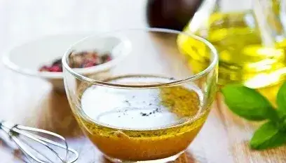 Jak zrobić dressing do sałatki - proste przepisy na pyszne smaki