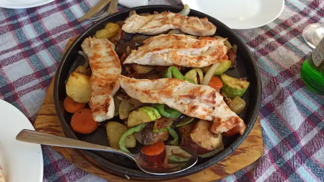 Co zjeść w Bułgarii? Najlepsze dania i miejsca, których nie możesz przegapić