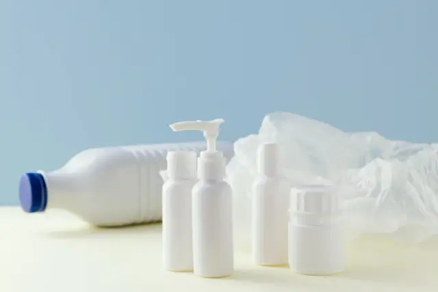 Polietylen HDPE: dlaczego to materiał pierwszego wyboru w przemyśle chemicznym, kosmetycznym i spożywczym? Właściwości i recykling