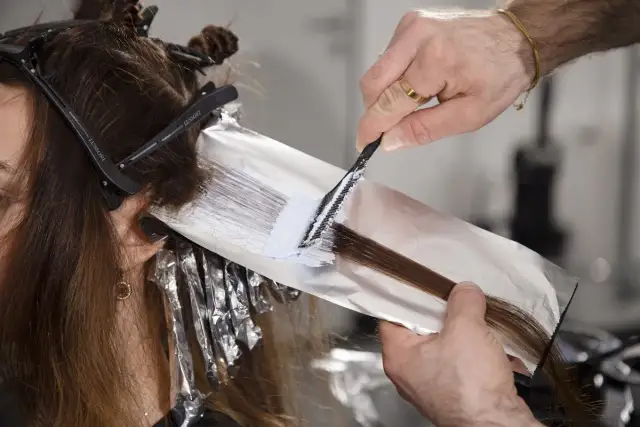 Czym farbować włosy? Wybierz najlepsze rodzaje farb i kolory dla siebie