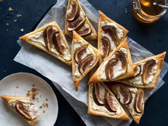 Proste przepisy na przystawki z ciasta francuskiego, które zachwycą