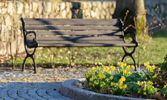 Ile kosztuje ławeczka na cmentarz? Ceny, rodzaje i porady zakupowe