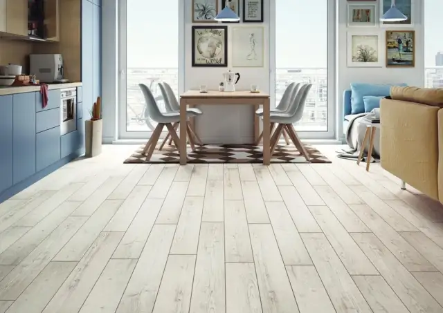Jak układać panele podłogowe z V-fugą: praktyczny poradnik montażu krok po kroku