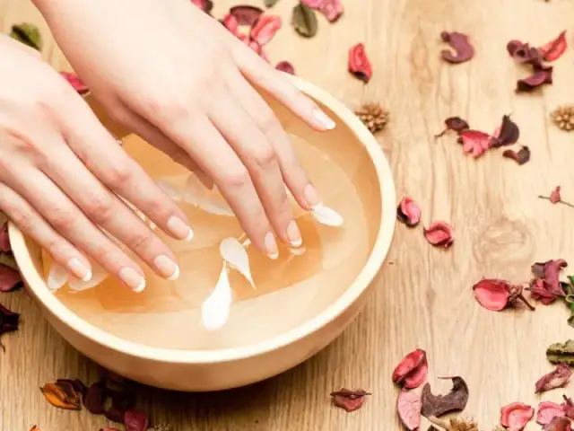 Jak poprawnie moczyć paznokcie przed manicure, aby uzyskać najlepsze rezultaty