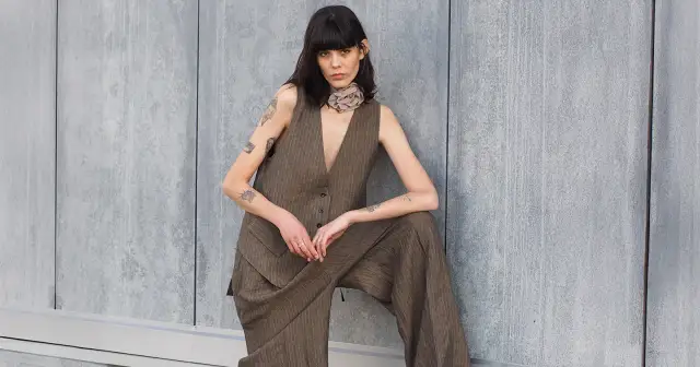 Jak nosić spodnie z szerokimi nogawkami, by wyglądać modnie i stylowo