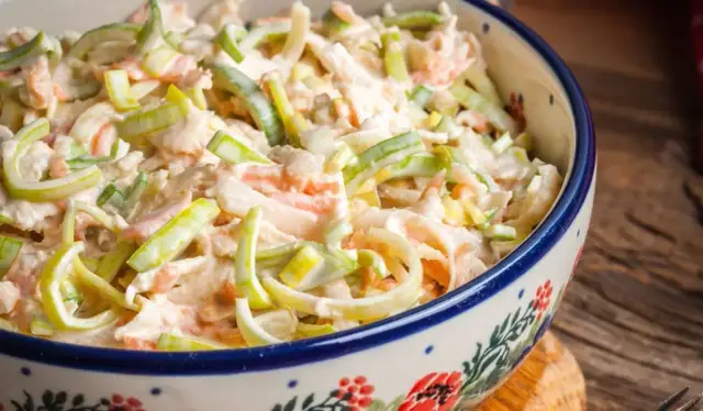 Jakie surówki pasują do pieczonego indyka? Oto najlepsze propozycje