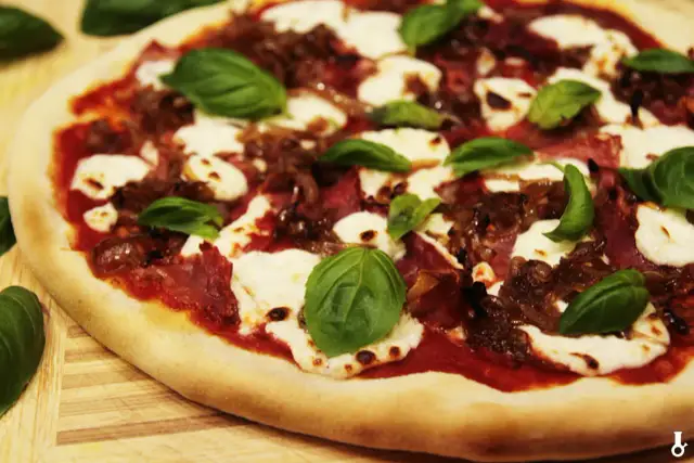 Pyszna pizza z kozim serem i szpinakiem, którą musisz spróbować