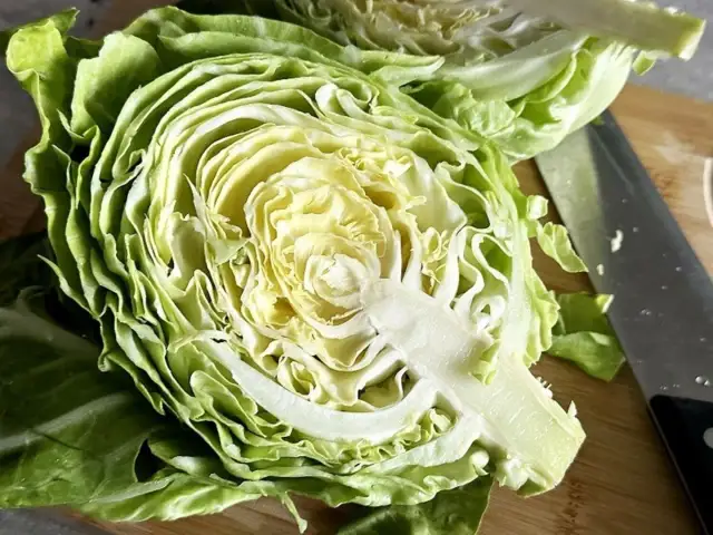 Co zrobić z młodej kapusty na obiad? Pyszne przepisy na każdą porę