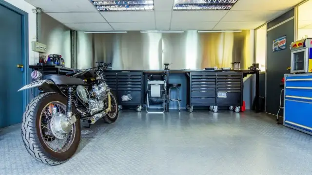 Co potrzebne do warsztatu motocyklowego? Kluczowe narzędzia i wyposażenie