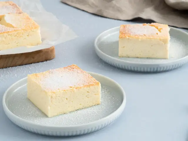 Prosty przepis na ciasto z twarogiem z wiaderka, który zachwyci smakoszy