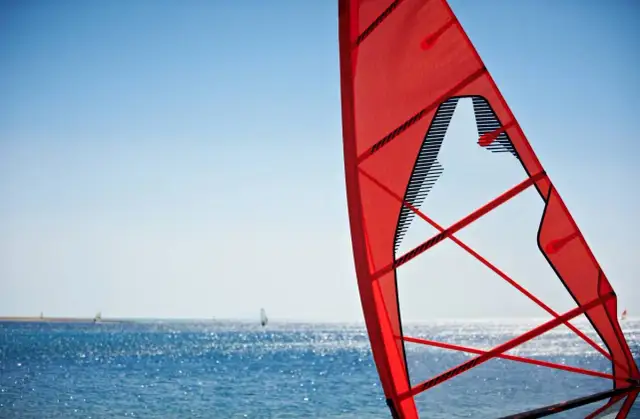 Jak dobrać żagiel do windsurfingu, aby uniknąć nieprzyjemności na wodzie