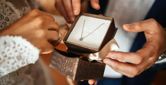 Czy można zwrócić biżuterię? Zasady i wyjątki zwrotów