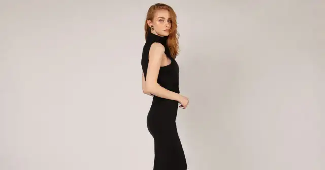 Jaka biżuteria do sukienki bez dekoltu, aby wyglądać stylowo i elegancko