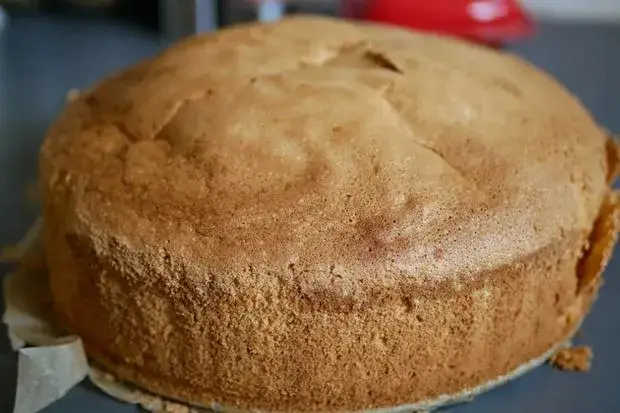 Czy od razu wyjmować biszkopt z piekarnika? Kluczowe zasady, aby uniknąć opadania