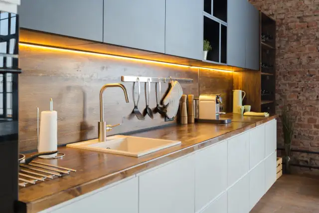 Co na ścianę do kuchni zamiast płytek? Oto zaskakujące alternatywy