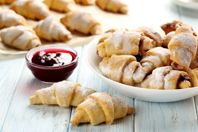 Kruche ciasto na rogaliki przepis - idealne na każdą okazję