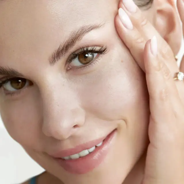 Czy peeling enzymatyczny na suchą czy mokrą skórę daje lepsze efekty? Sprawdź teraz!