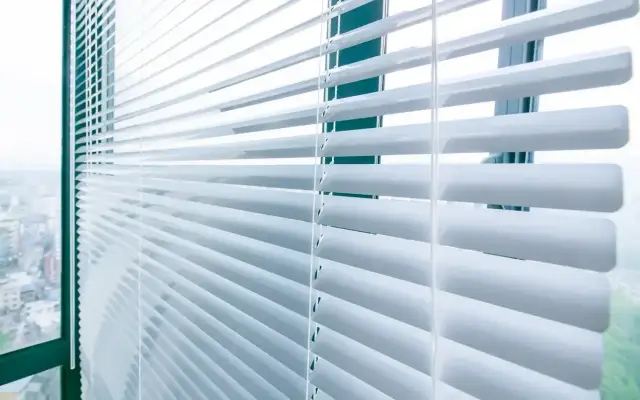 Jak naprawić żaluzje wewnętrzne samodzielnie: 5 skutecznych sposobów