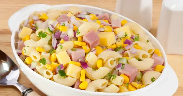 Jak zrobić szybką sałatkę, która zaskoczy smakiem i prostotą