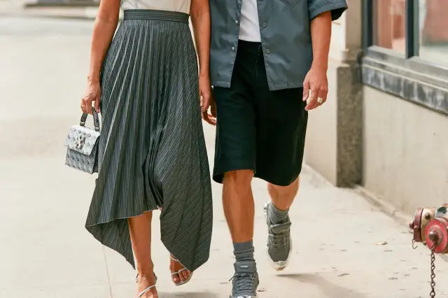 Jak prasować plisowane spódnice, by nie zniszczyć ich kształtu?