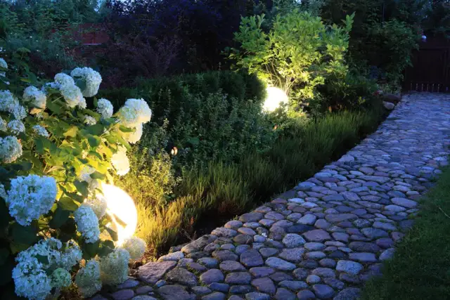 Jak zamocować lampy ogrodowe – krok po kroku do pięknego ogrodu