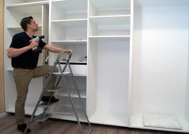 Jak naprawić szafę przesuwną: 8 skutecznych metod na częste usterki