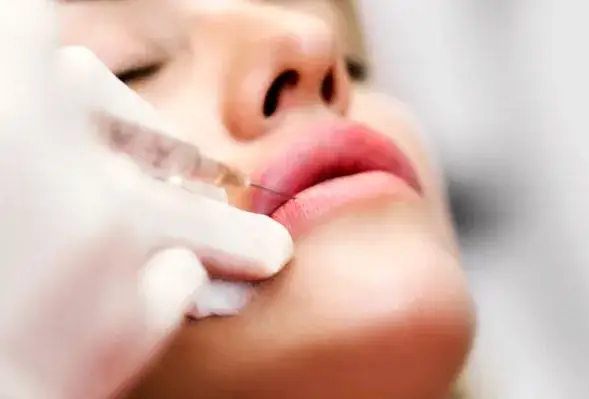 Czy kwas hialuronowy nawilża usta? Odkryj skuteczne efekty nawilżenia