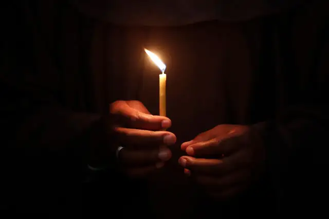 Jakie modlitwy odmawiać za zmarłego, aby wyrazić miłość i pamięć