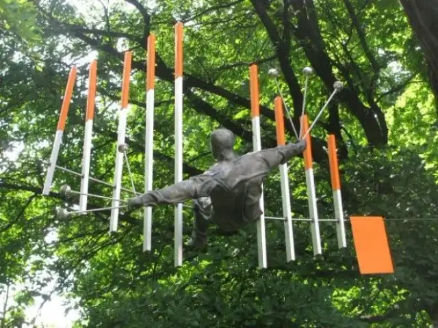 Kędziora rzeźby: Zaskakujące balansujące formy sztuki współczesnej