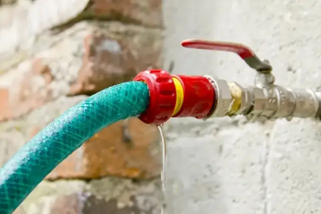 Łatwe sposoby jak podłączyć wąż ogrodowy do kranu - praktyczny poradnik