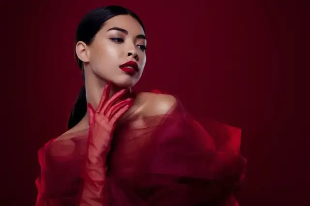 Jaką bluzkę do bordowych spodni wybrać, by wyglądać stylowo?