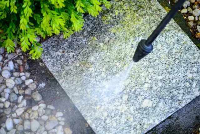 Skuteczne sposoby na to jak wyczyścić kamyki w ogrodzie: 5 sprawdzonych metod