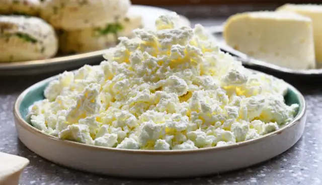 Z czym jeść twaróg na słodko? Proste i pyszne pomysły na słodkie dania z twarogiem