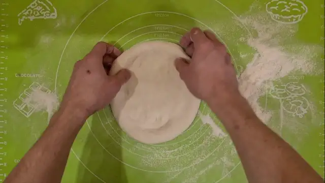Jak uformować pizzę - proste techniki, które ułatwią ci pracę