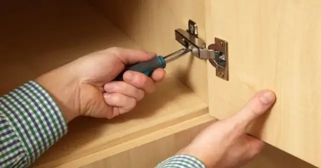 Skuteczne sposoby jak naprawić zawias w szafce: kompletna instrukcja naprawy