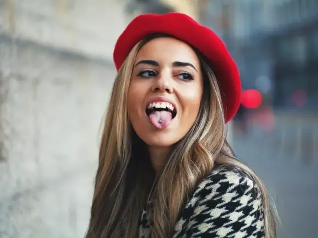 Ile kosztuje piercing języka? Ceny w różnych miastach Polski