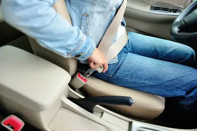 Jak 3 punktowe pasy bezpieczeństwa ratują życie i zmieniają pojazdy