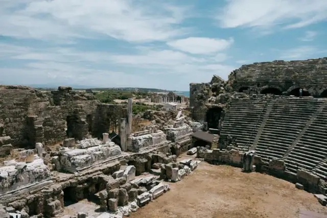 Jakie uroczystości dały początek teatrowi w starożytnej Grecji i ich znaczenie