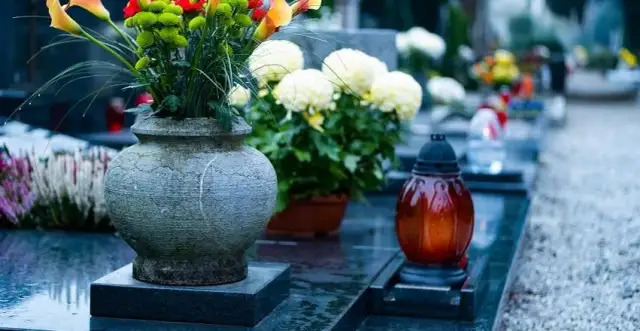 Czym się różni cmentarz komunalny od parafialnego – ważne informacje