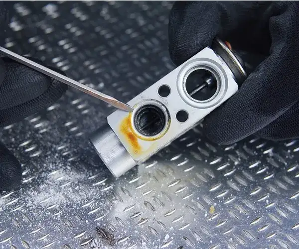 Jak sprawdzić zawór rozprężny klimatyzacji i uniknąć kosztownych napraw