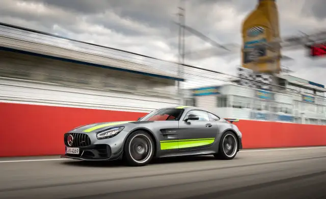 Mercedes-AMG GT R PRO – wyjątkowy sportowy samochód od Mercedesa