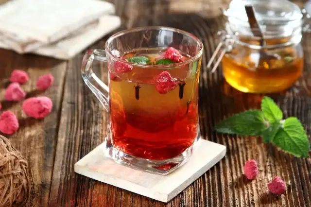 Jak zrobić herbatę malinową – proste przepisy na smaczną herbatę