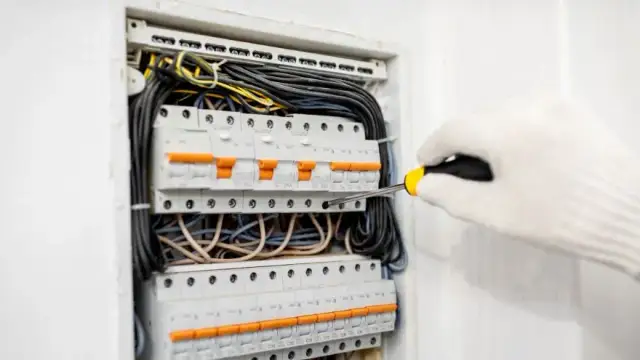 Na jakiej wysokości skrzynka elektryczna? Uniknij kosztownych błędów