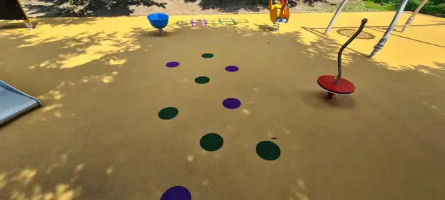 Czym wyłożyć plac zabaw, aby zapewnić dzieciom bezpieczeństwo?