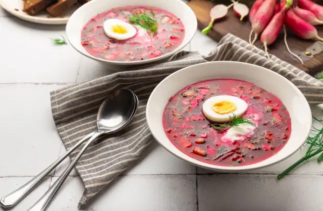 Jak gotować barszcz czerwony na zakwasie, aby wydobyć jego aromat i wartości odżywcze?