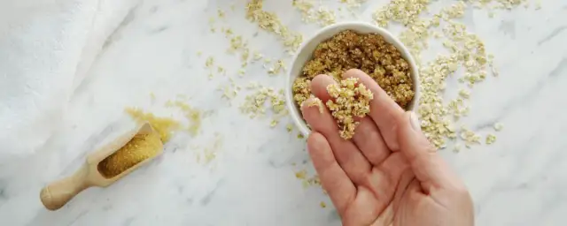 Jak zrobić peeling skóry głowy, aby pozbyć się łupieżu i zmartwień