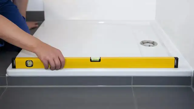 Ile trwa montaż kabiny prysznicowej? Sprawdź, co wpływa na czas instalacji