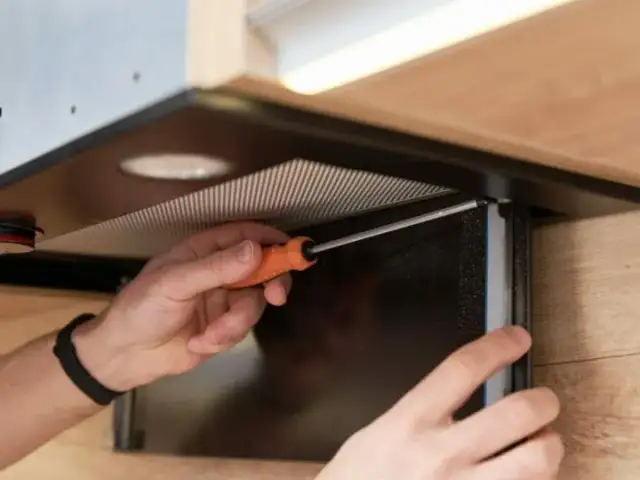 Jak zamontować okap bez komina: 5 prostych kroków dla początkujących